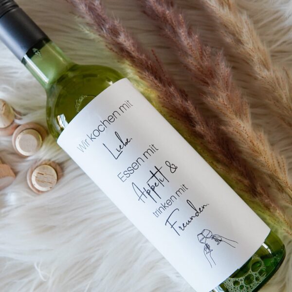 Weinflaschenetikett "wir kochen mit Liebe, essen mit Appetit und trinken mit Freunden."